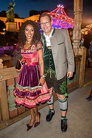 Robert Pölzer und Frau Vivien  Almauftrieb 2019 im Käfer Festzelt auf dem  186. Oktoberfest / Wiesn 2019 auf der Theresienwiese / Festwiese in München am 22.09.2019. (c.) Edition Sportiva